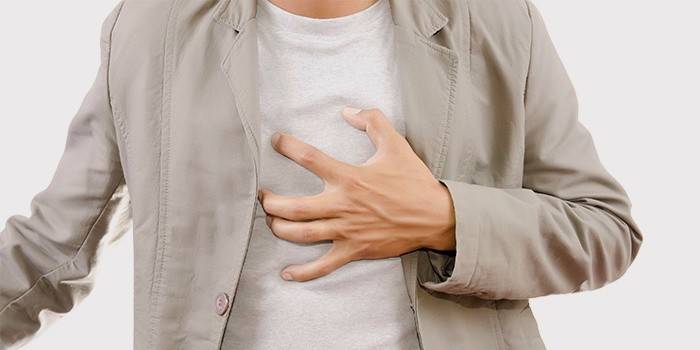 Біль у грудній клітці посередині і важко дихати, причини печіння при вдиху