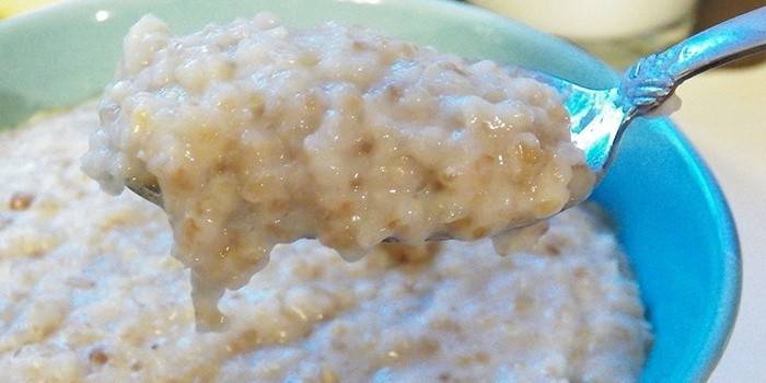 Вівсянка для схуднення на сніданок: рецепт приготування на воді і кефірі